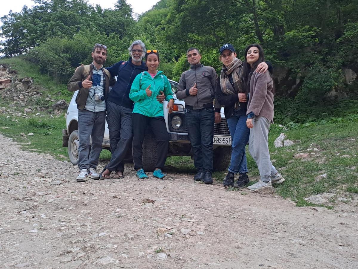 Xinaliq Khinalig Izzet'S Riverside Home Stay 外观 照片