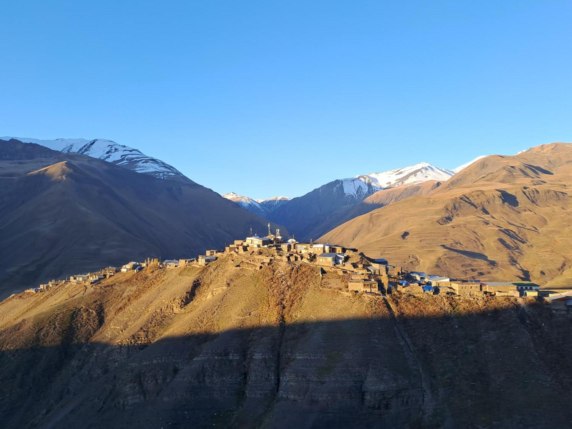 Xinaliq Khinalig Izzet'S Riverside Home Stay 外观 照片