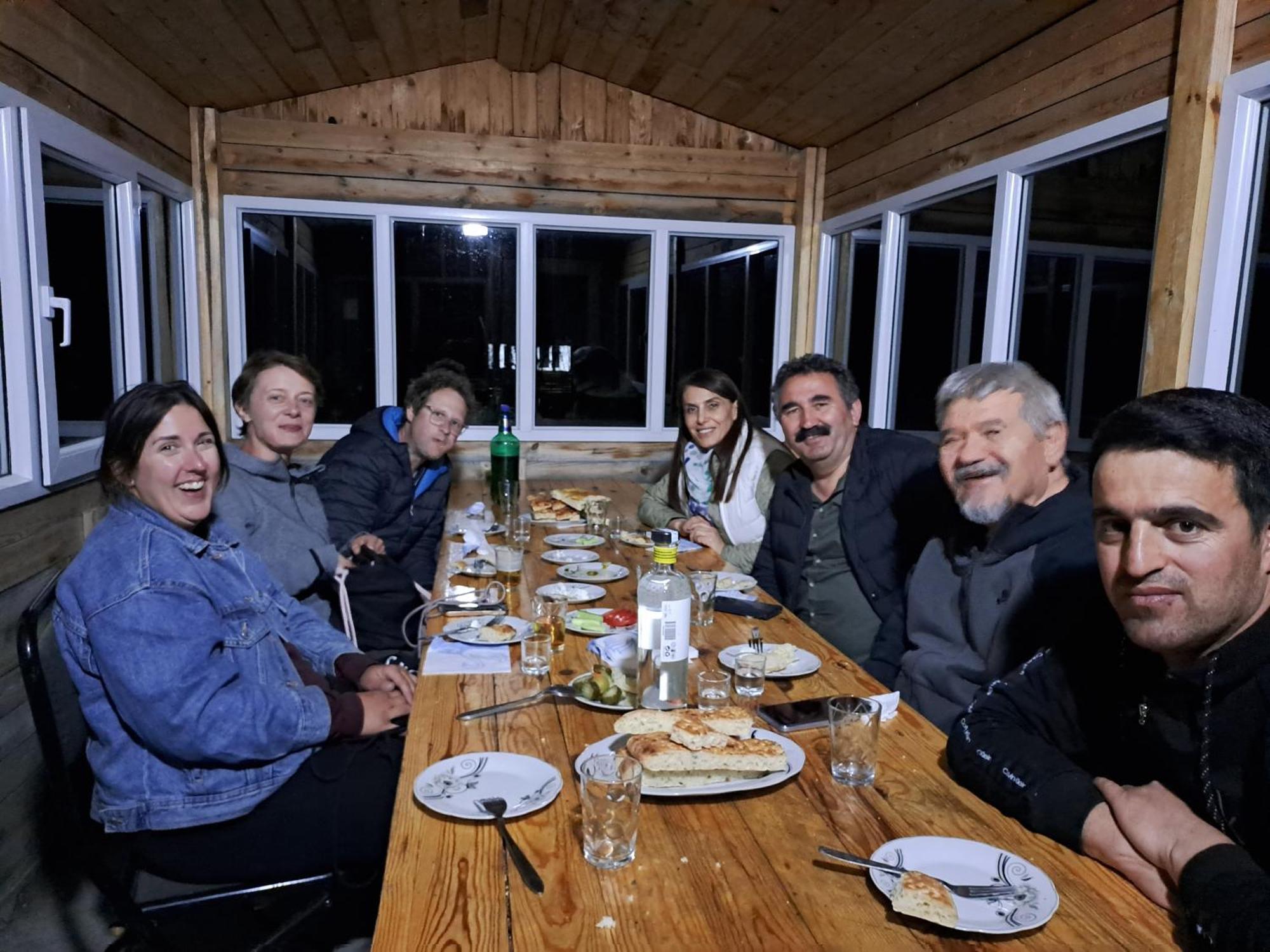 Xinaliq Khinalig Izzet'S Riverside Home Stay 外观 照片