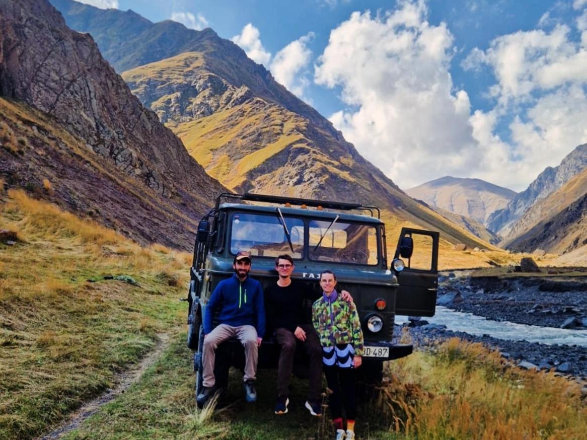 Xinaliq Khinalig Izzet'S Riverside Home Stay 外观 照片