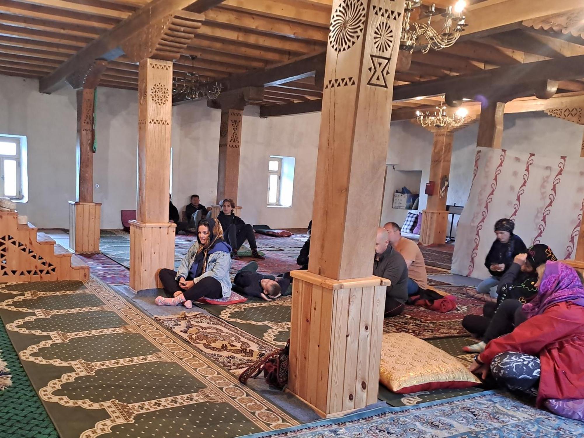 Xinaliq Khinalig Izzet'S Riverside Home Stay 外观 照片