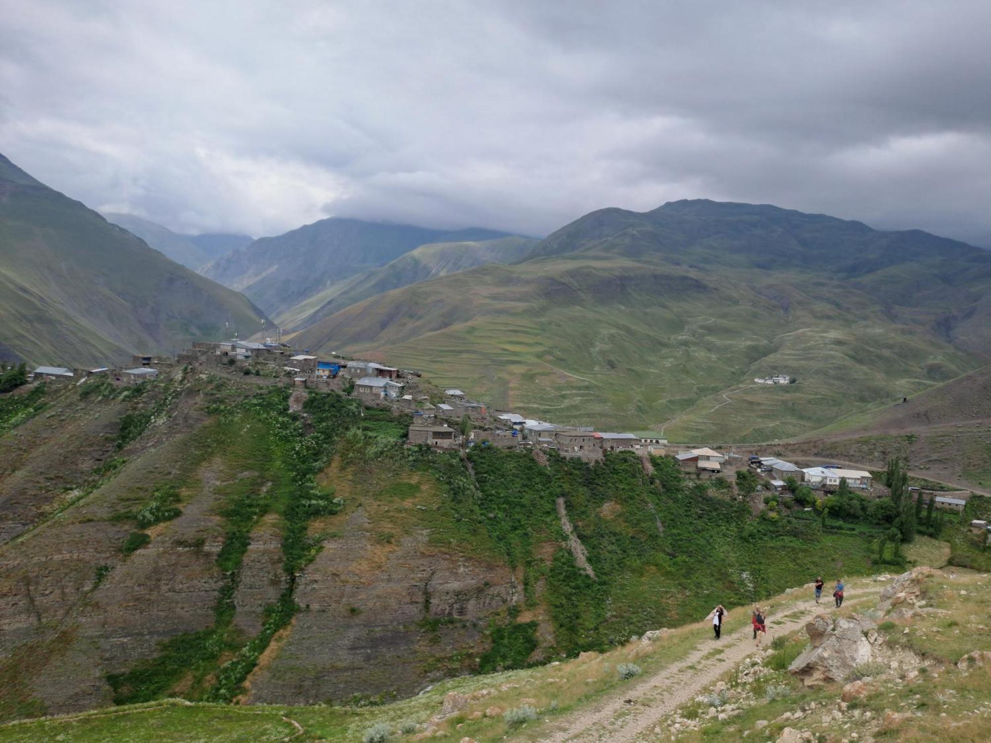 Xinaliq Khinalig Izzet'S Riverside Home Stay 外观 照片