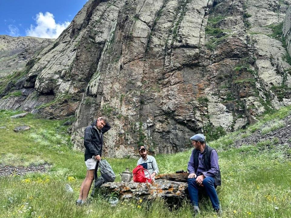 Xinaliq Khinalig Izzet'S Riverside Home Stay 外观 照片